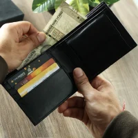 Effortless Organization: Leather Wallets with Multiple Compartments